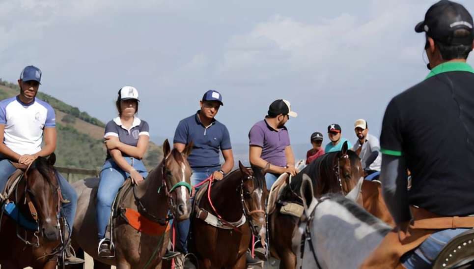 Alunos CVAQ a cavalo durante treinamento